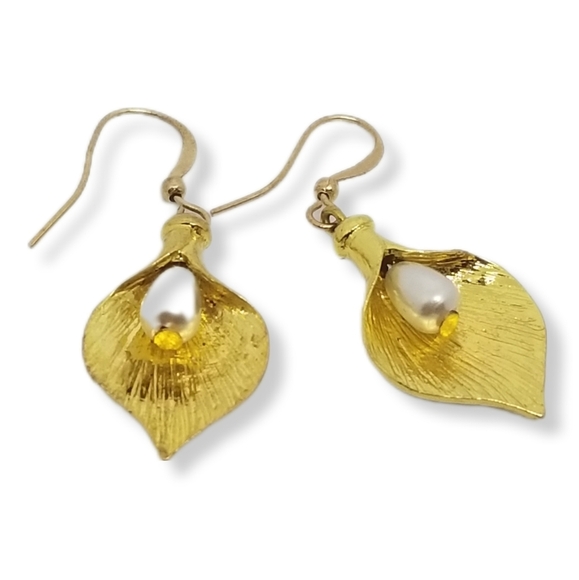 VINTAGE GOLDTONE & FAUX PEARL CALLA LILY DROP HOOK EARRINGS - Picture 4 of 5